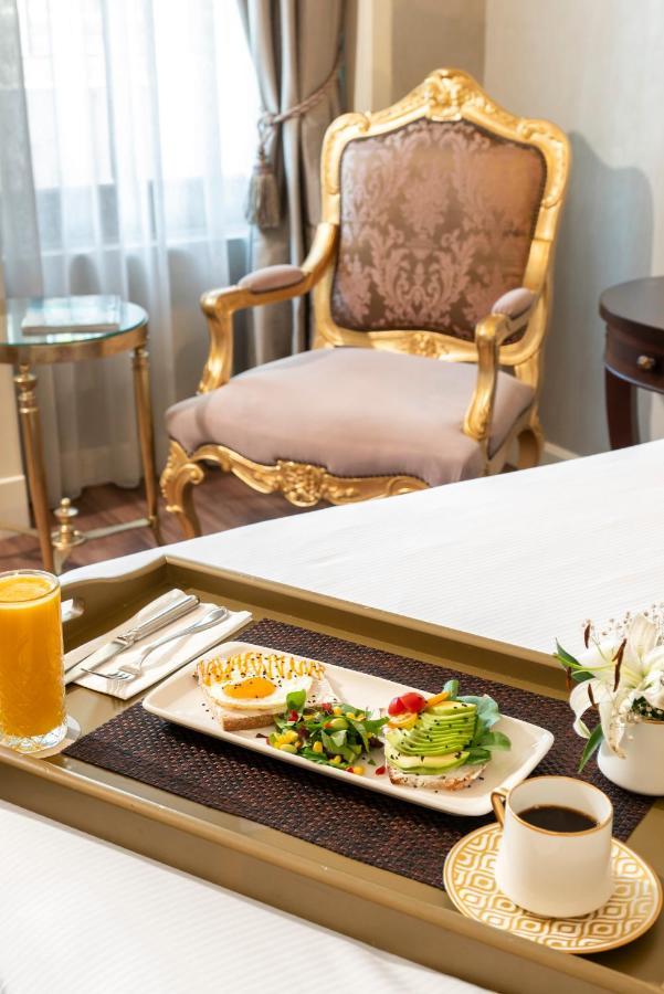 Hotel Rixos Pera Estambul Exterior foto A room at the hotel
